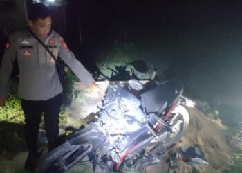 Seorang pengendara sepeda motor tewas di tempat setelah menabrak bagian belakang truk trailer yang tengah berhenti di bahu jalan.