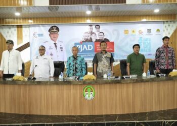 Sekretaris Daerah dan Ketua DPRD Ketapang saat menghadiri pelatihan Jurnalistik Aparatur Desa. Foto: Prokopim.