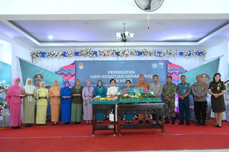 Bupati Ketapang, bersama jajaran Forkopimda dan TP PKK memotong tumpeng pada peringatan HKG PKK ke-53, Senin (27/10/2025). Foto: Prokopim.