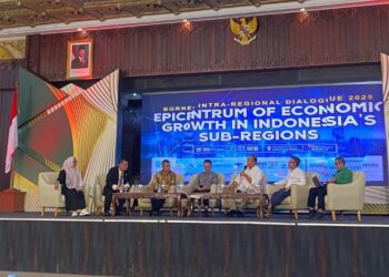 Bupati Ketapang, Alexander Wilyo (tengah) saat menjadi narasumber kegiatan Borneo Intra - Regional. Foto: Prokopim.