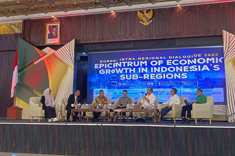 Bupati Ketapang, Alexander Wilyo (tengah) saat menjadi narasumber kegiatan Borneo Intra - Regional. Foto: Prokopim.