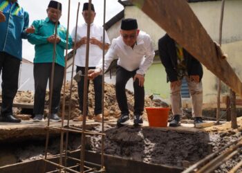 Wali Kota Pontianak Edi Rusdi Kamtono meletakkan batu pertama secara simbolis menandai dimulainya pembangunan Sekretariat DPD LDII Kota Pontianak.