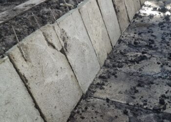 Program Percepatan Peningkatan dan Tata Guna Irigasi Air (P3-TGAI) di Desa Benawai Agung Kecamatan Sukadana Kabupaten Kayong Utara terlihat dinding dan lantai memakai bahan pecah. Foto. Bakri/ Jurnalis.co.id