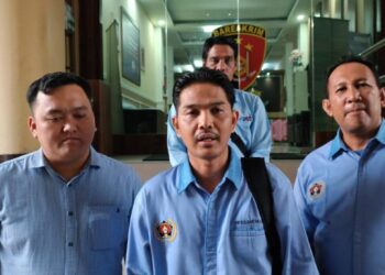 Ketua PWI Provinsi Kalbar, Kundori (tengah) bersama Sekretaris Deska Irnan Syafara (kiri) dan pengurus menyerahkan permohonan pencabutan Laporan Pengaduan di Ditreskrimum Polda Kaliamantan Barat, Jumat (31/10/2025). Foto : Dokumen PWI