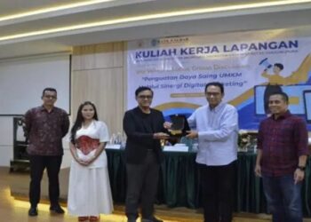Direktur Kepatuhan Bank Kalbar, Al Amin, memberikan sambutan dalam kegiatan Kuliah Kerja Lapangan (KKL) Magister Akuntansi Untan yang melatih UMKM binaan Bank Kalbar.