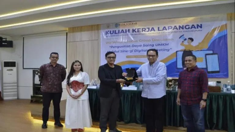 Direktur Kepatuhan Bank Kalbar, Al Amin, memberikan sambutan dalam kegiatan Kuliah Kerja Lapangan (KKL) Magister Akuntansi Untan yang melatih UMKM binaan Bank Kalbar.