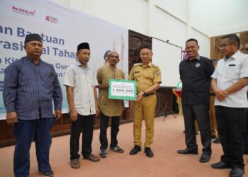 Wali Kota Pontianak Edi Rusdi Kamtono menyerahkan bantuan transportasi secara simbolis kepada petugas fardhu kifayah.