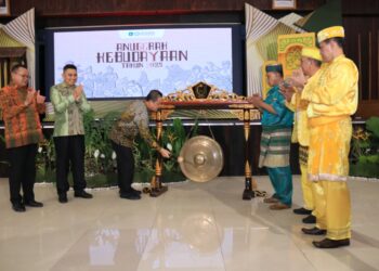 Direktur Utama Bank Kalbar, Rokidi, mendampingi Gubernur Kalimantan Barat, Ria Norsan, saat membuka kegiatan Anugerah Kebudayaan Tahun 2025 di Pendopo Gubernur Kalbar, Senin (27/10/2025).