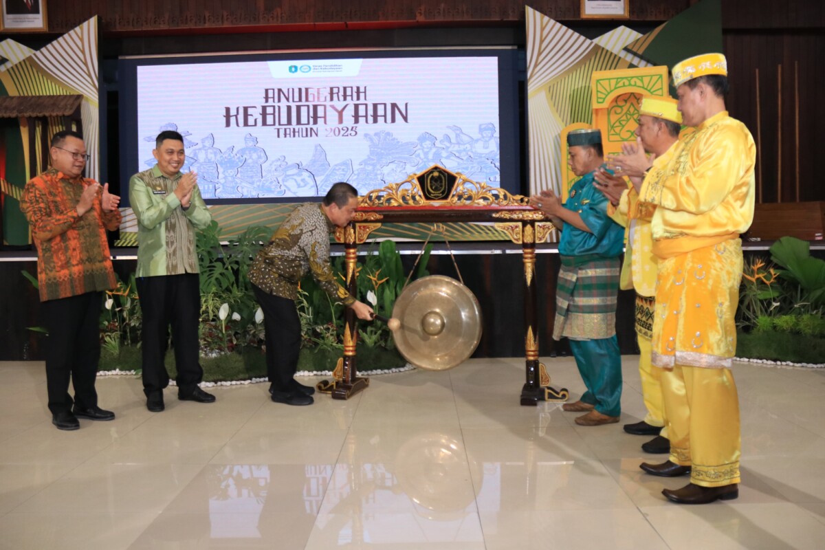 Direktur Utama Bank Kalbar, Rokidi, mendampingi Gubernur Kalimantan Barat, Ria Norsan, saat membuka kegiatan Anugerah Kebudayaan Tahun 2025 di Pendopo Gubernur Kalbar, Senin (27/10/2025).