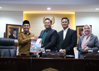 Penyerahan pandangan umum Fraksi-fraksi DPRD Kota Pontianak terhadap Ranperda tentang APBD Kota Pontianak Tahun Anggaran 2026.