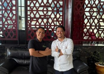 Ketua AJK, Theo Bernadhi dan Ketua Kawan, Agustiandi poto bersama usai Deklarasi Kawan. Foto: AJK.