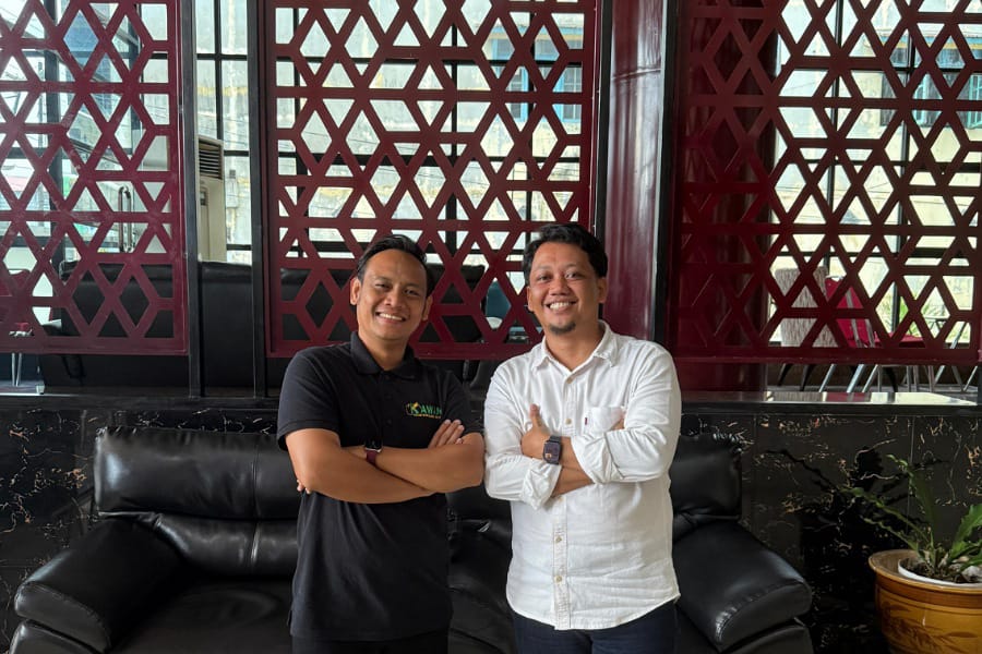 Ketua AJK, Theo Bernadhi dan Ketua Kawan, Agustiandi poto bersama usai Deklarasi Kawan. Foto: AJK.