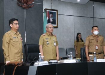 Sekretaris Daerah Provinsi Kalbar, Harisson, saat mengikuti Rapat Koordinasi Pengendalian Inflasi Nasional bersama Menteri Dalam Negeri Tito Karnavian secara virtual dari Ruang Data Analisis Kantor Gubernur Kalbar, Selasa (4/11/2025).