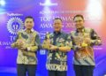 Direktur Utama Bank Kalbar, Rokidi (tengah) menerima penghargaan