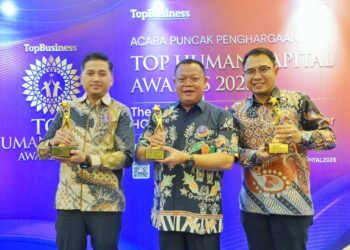 Direktur Utama Bank Kalbar, Rokidi (tengah) menerima penghargaan