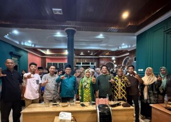 Para Narasumber poto bersama Dosen dan Mahasiswa KPI usai kegiatan Kuliah Umum, Selasa (5/11/2025).