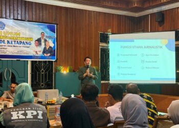 Ketua Aliansi Jurnalis Ketapang (AJK), Theo Bernadhi Paparan Matari saat Kuliah Umum, Selasa (4/11/2025). Foto: AJK.
