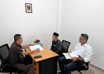 Bea Cukai Kantor Wilayah Kalbagbar serahkan seorang tersangka kasus peredaran rokok ilegal beserta barang bukti kepada Kejaksaan Negeri (Kejari) Pontianak, Rabu (5/11/2025).