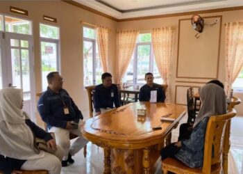 Pimpinan Bank Kalbar Cabang Pembantu Rasau Jaya bersama jajaran Kepala Kas Kualan Dua, Kepala Kas Kapur, Kepala Kas Mobil, dan Kepala Kas Kantor Bupati dari Bank Kalbar Cabang Kubu Raya melakukan kegiatan pemasaran sekaligus silaturahmi ke Rumah Makan Alam Ndeso, Kecamatan Rasau Jaya, Kabupaten Kubu Raya, Rabu (5/11/2025).