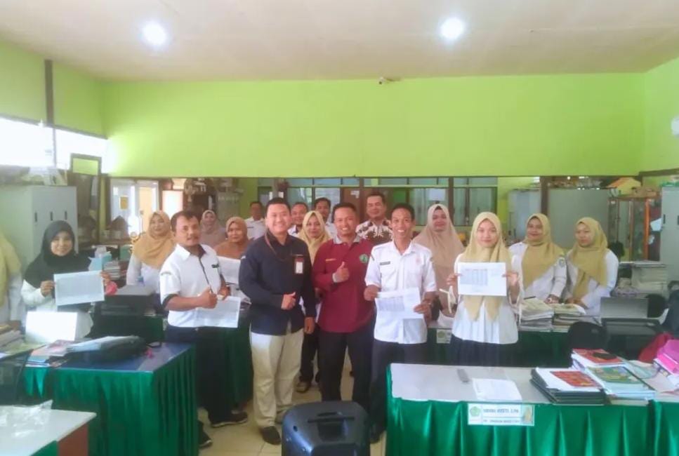 Bagian Kredit Bank Kalbar Capem Padang Tikar menggelar kegiatan sosialisasi pemasaran Kredit Kapuas ASN dan PPPK di SMAN 1 Batu Ampar, Kecamatan Batu Ampar, Kabupaten Kubu Raya. Rabu (05/11/2025).