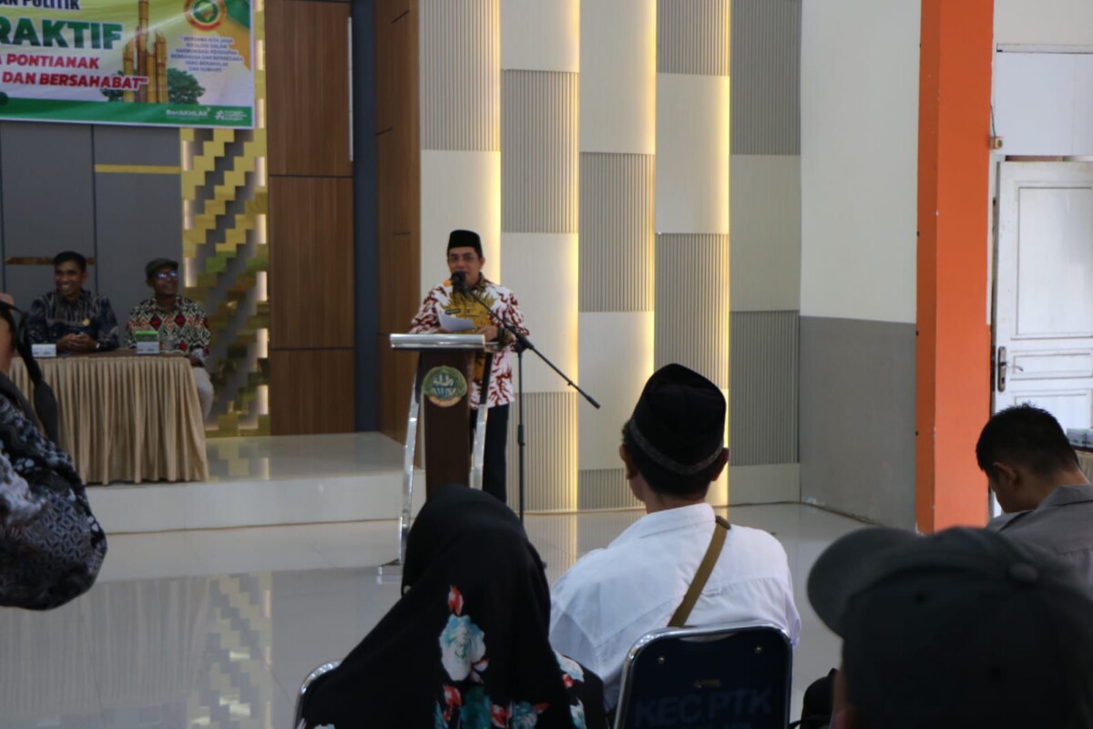 Dialog Interaktif mengangkat tema 'Bersama Mendukung Kota Pontianak yang Toleran, Harmonis dan Bersahabat' di Aula Kantor Camat Pontianak Timur.