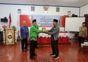 Hasan Mantan Ketua LPTQ Kapuas Hulu saat menerima cenderamata dari Kepala Kementerian Agama Kapuas Hulu. [Taufik]