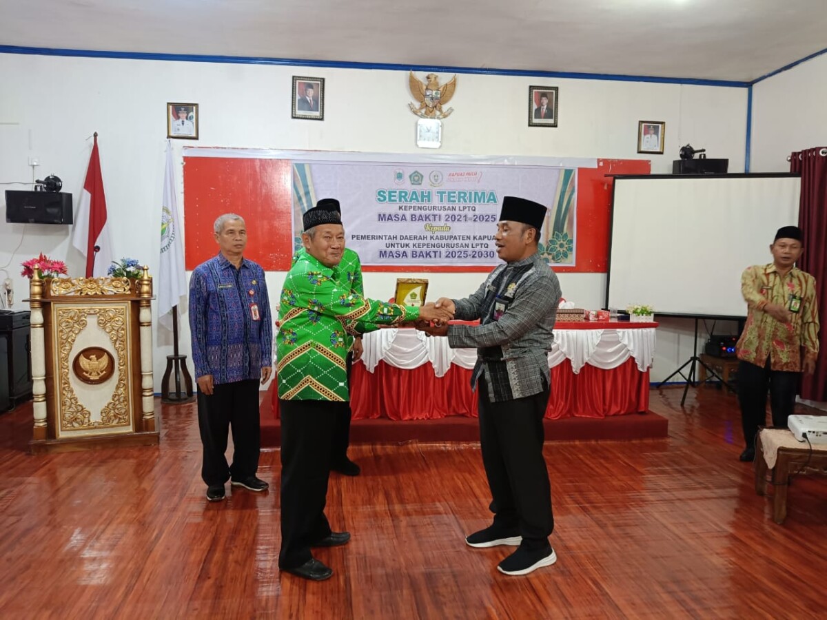 Hasan Mantan Ketua LPTQ Kapuas Hulu saat menerima cenderamata dari Kepala Kementerian Agama Kapuas Hulu. [Taufik]