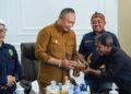 Perwakilan Paguyuban Pasundan menyerahkan kujang sebangai simbol budaya Sunda, Selasa (4/11/2025). Foto: Prokopim Pemkab Ketapang.