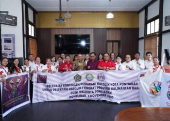 Kontingen Kota Pontianak foto bersama Wali Kota Pontianak Edi Rusdi Kamtono.