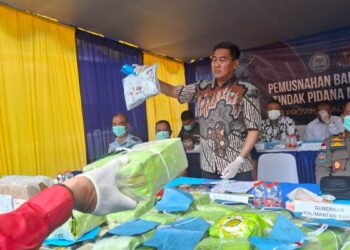Kepala BNNP Kalbar Brigjen Pol Totok Lisdiarto memusnahkan lebih dari 61 kilogram narkotika berbagai jenis di RS Anton Soedjarwo, Jalan KS Tubun, Pontianak, Kamis (6/11/2025).
