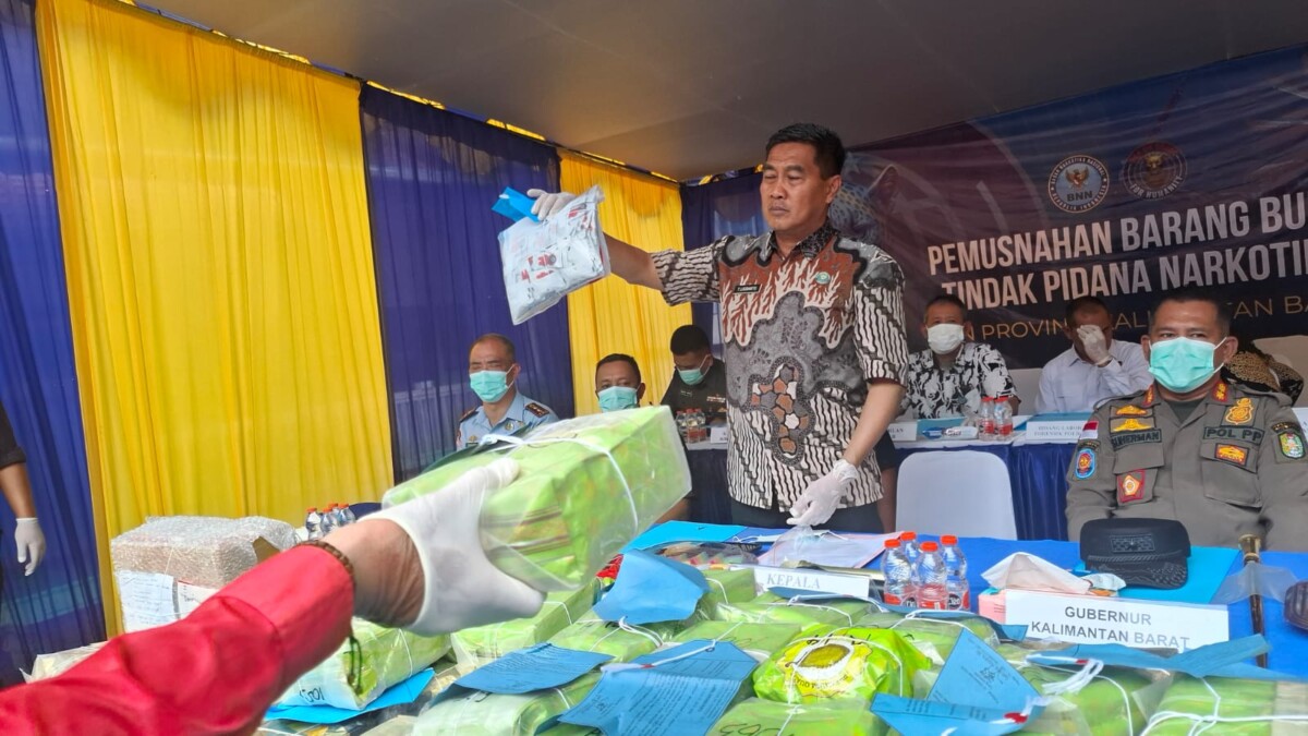 Kepala BNNP Kalbar Brigjen Pol Totok Lisdiarto memusnahkan lebih dari 61 kilogram narkotika berbagai jenis di RS Anton Soedjarwo, Jalan KS Tubun, Pontianak, Kamis (6/11/2025).