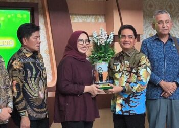 Wakil Wali Kota Pontianak Bahasan menyerahkan cenderamata kepada Wakil Ketua Komisi IX DPR RI Nihayatul Wafiroh saat kunjungan kerja ke RSUD Sultan Syarif Mohamad Alkadrie Kota Pontianak.
