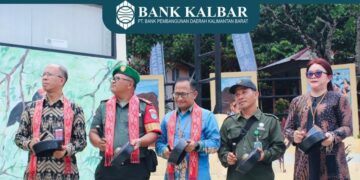 Pimpinan Bank Kalbar Cabang Sintang, Rakhmat Tri Saputra, saat ikut dalam pembukaan Kelam Tourism Festival 2025, di kawasan pintu masuk Bukit Kelam, Kabupaten Sintang. Kamis (06/11/2025).
