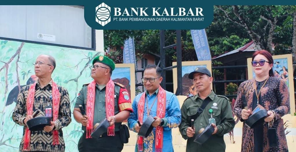 Pimpinan Bank Kalbar Cabang Sintang, Rakhmat Tri Saputra, saat ikut dalam pembukaan Kelam Tourism Festival 2025, di kawasan pintu masuk Bukit Kelam, Kabupaten Sintang. Kamis (06/11/2025).
