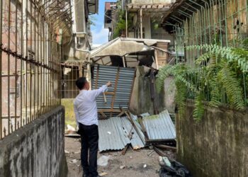 Wali Kota Pontianak Edi Rusdi Kamtono meninjau lokasi ruko yang roboh di Jalan Indragiri Barat. Ambruknya bangunan itu diduga karena materialnya dicuri oleh oknum warga.