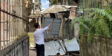 Wali Kota Pontianak Edi Rusdi Kamtono meninjau lokasi ruko yang roboh di Jalan Indragiri Barat. Ambruknya bangunan itu diduga karena materialnya dicuri oleh oknum warga.