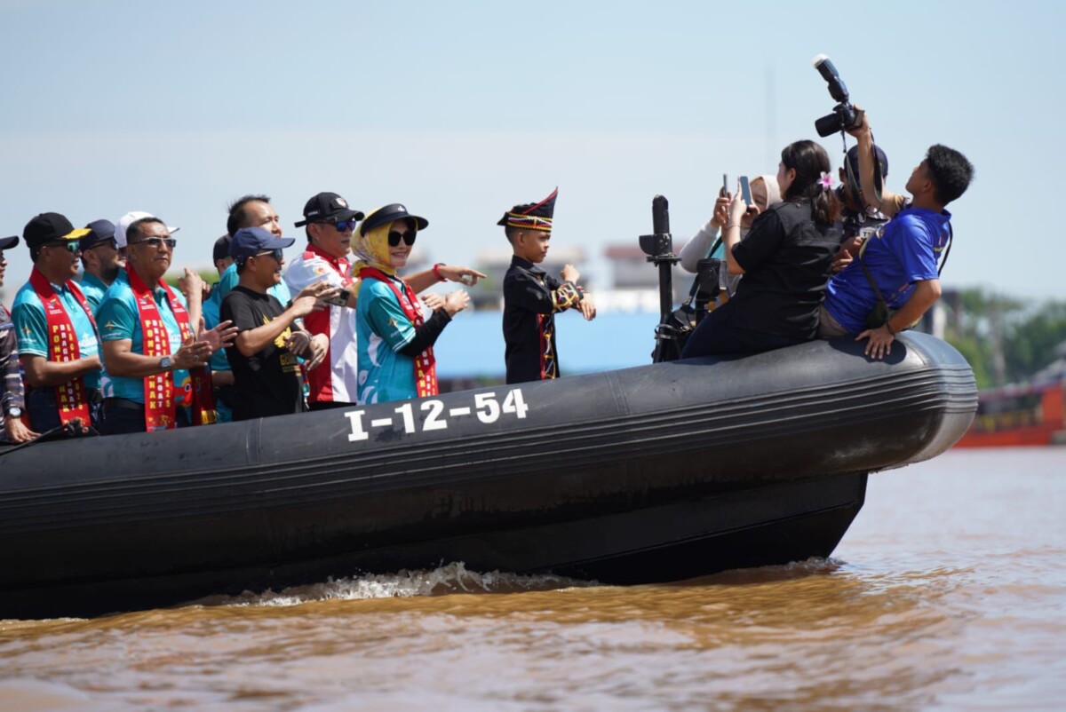 Dikha 'Aura Farming' turut menyemarakkan Pontianak Dragon Boat Race 2025 di Sungai Kapuas.