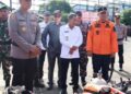 Wakil Bupati Ketapang, Jamhuri Amir mengecek kesiapan alat tanggap darurat. Foto: Prokopim.