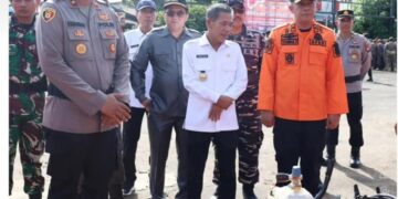 Wakil Bupati Ketapang, Jamhuri Amir mengecek kesiapan alat tanggap darurat. Foto: Prokopim.