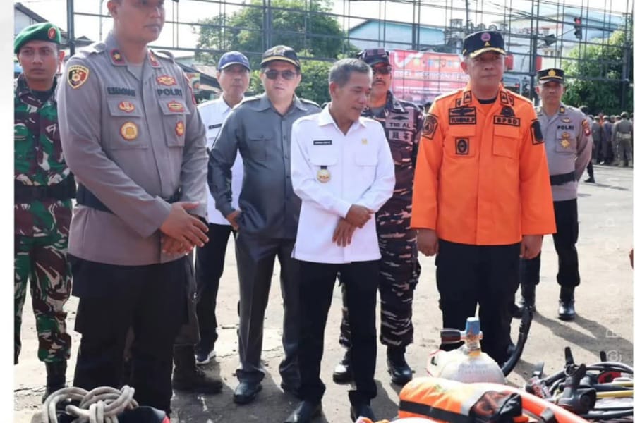 Wakil Bupati Ketapang, Jamhuri Amir mengecek kesiapan alat tanggap darurat. Foto: Prokopim.