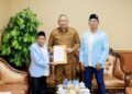 Bupati Ketapang saat menerima undangan Award DPD BKPRMI.