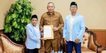 Bupati Ketapang saat menerima undangan Award DPD BKPRMI.