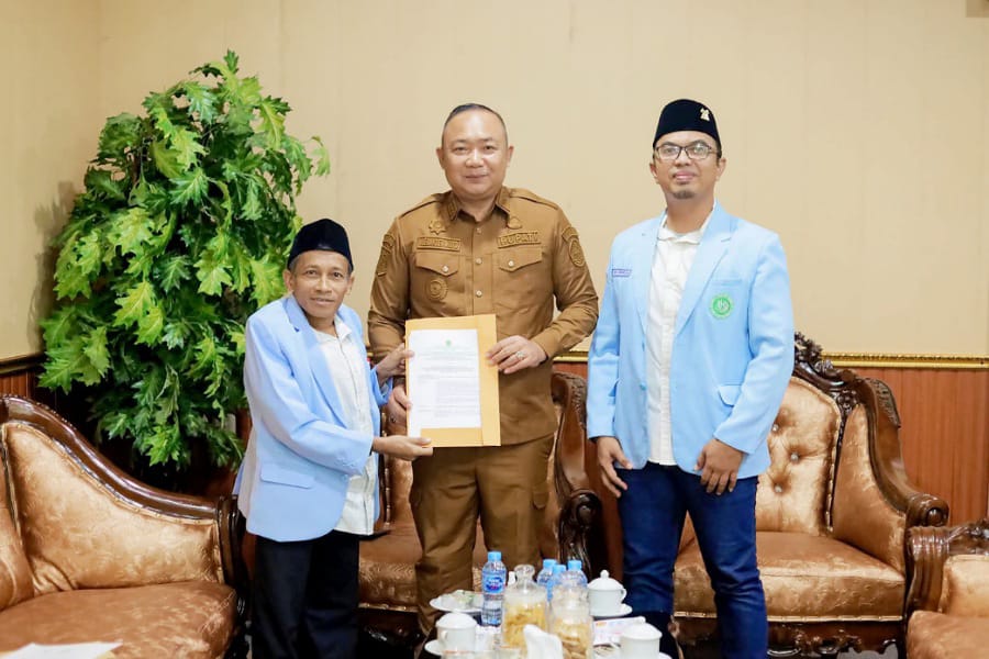 Bupati Ketapang saat menerima undangan Award DPD BKPRMI.