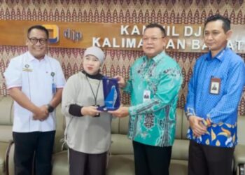 Direktur Utama Bank Kalbar, Rokidi, melakukan kunjungan silaturahmi untuk memperkuat sinergi dan koordinasi antarinstansi dengan Kepala Kanwil DJP Kalbar, Inge Diana Rismawanti, di Kantor Wilayah Direktorat Jenderal Pajak Kalimantan Barat, pada Kamis (6/11/2025).