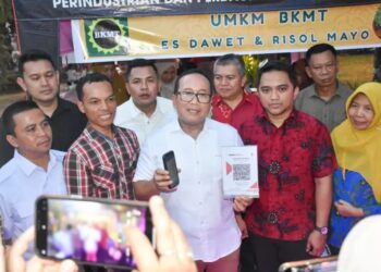 Sujiwo resmi meluncurkan Gerai UMKM Tugu Alianyang di Kecamatan Sungai Ambawang, Sabtu (8/11/2025)