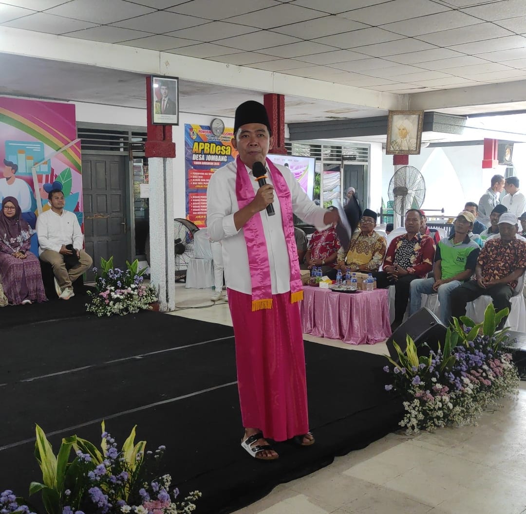 Bupati Jember Muhammad Fawait atau Gus Fawait saat menyapa para Ketua RT RW, perangkat desa, BPD di Balai Desa Jombang (foto: Jurnalis.co.id/Sigit)