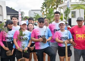 Bupati Kubu Raya Sujiwo aksi peduli lingkungan berupa penanaman pohon di Kedai Kopi Asiang Ayani 2, Minggu (9/11/2025).