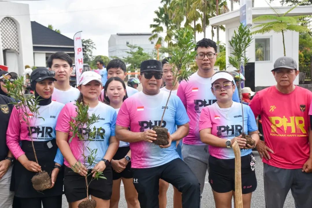 Bupati Kubu Raya Sujiwo aksi peduli lingkungan berupa penanaman pohon di Kedai Kopi Asiang Ayani 2, Minggu (9/11/2025).