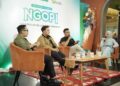 MC, Dea Citra Rahmatika bersama tiga narasumber muda inspiratif, Randy Kusuma Admaja (CEO Xena Corp & Contentpreneur), Hajon Mahdy Mahmudin (Director PT Kreasi Putra Hotama & CEO Qara’a), dan Galih Wahyudi (MC, Penyiar Radio, dan Presenter TV), saat berlangsungnya Talkshow “NGOPI” Bank Kalbar Syariah bertema “Berbagi Ide, Cerita, dan Peluang dari Para Inspirator Muda Kalbar” di 5 CM Coffee, Universitas Tanjungpura Pontianak, Jumat (7/11/2025).