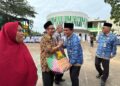 Wakil Wali Kota Pontianak Bahasan menyerahkan bingkisan kepada keluarga ahli waris dari para pejuang kemerdekaan.